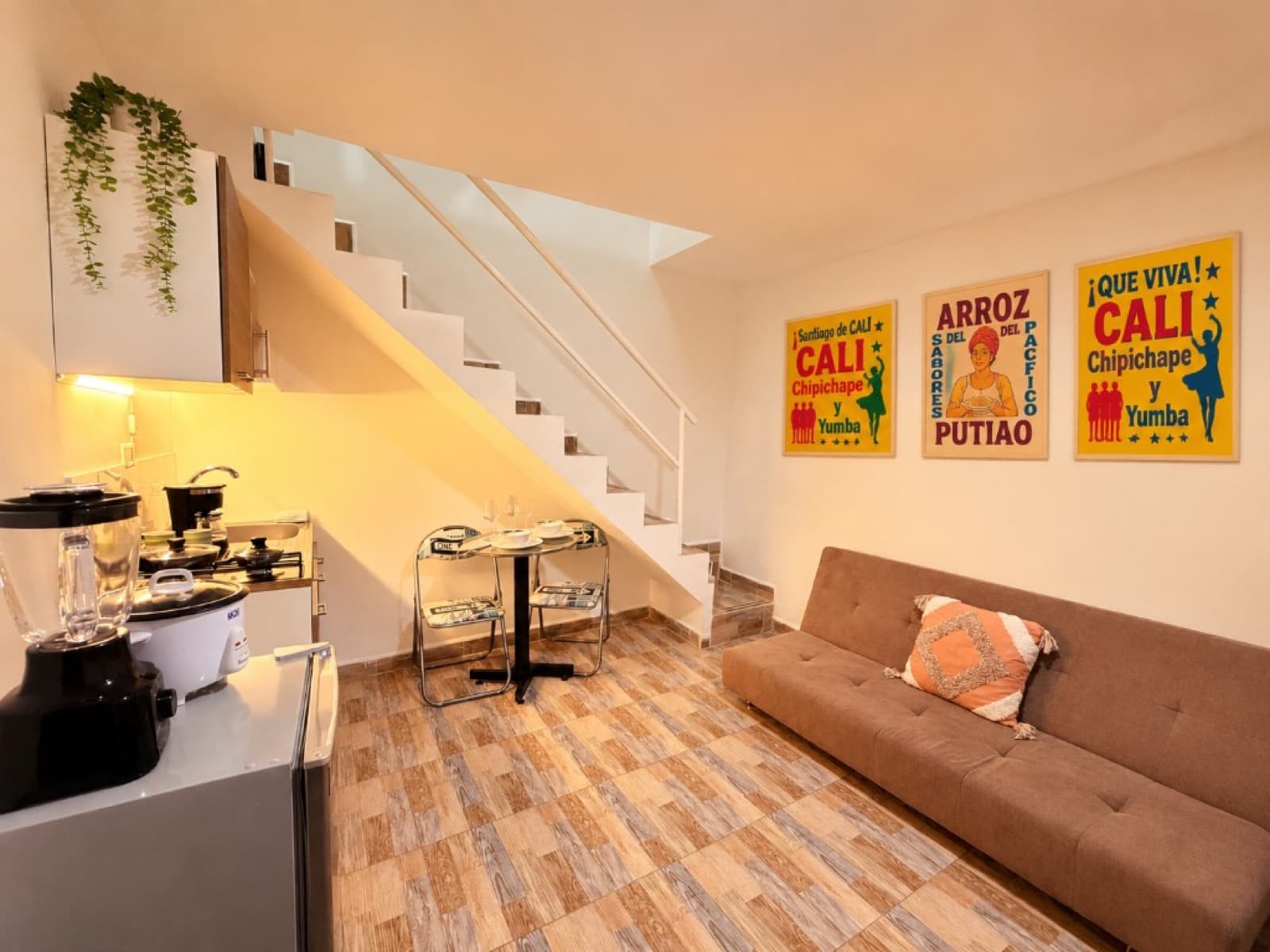 Sofá, cocina y escalera